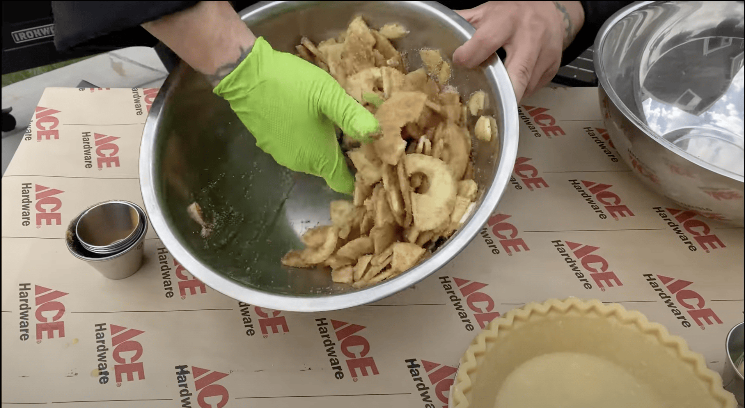 Mix the apples in a bowl